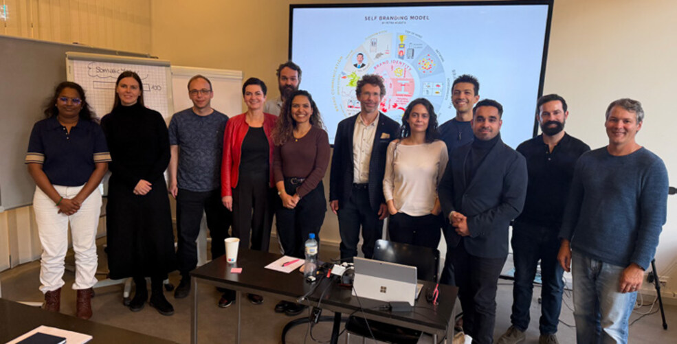 Participants of the workshop, including instructor Petra Wüst, wearing a red item of clothing as an example of a self-brand visual